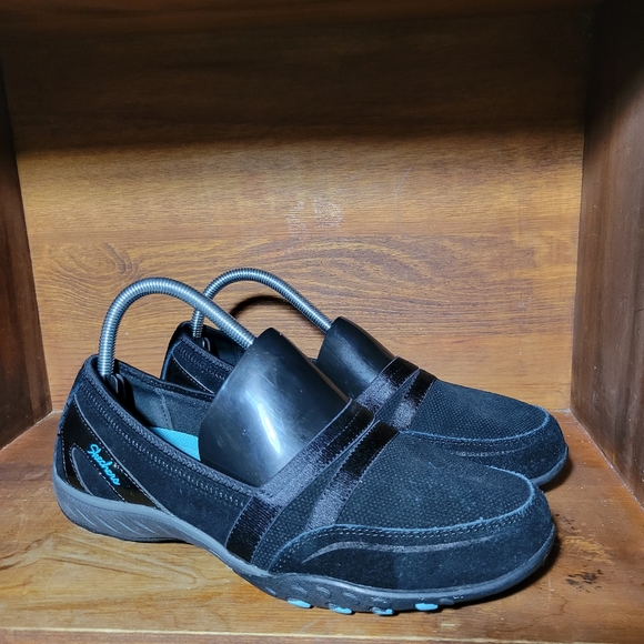 Skechers Relaxed Fit Memory Foam Slip on shoe - Picture 2 of 5